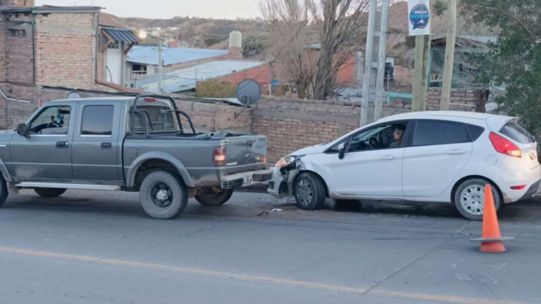 Accidente de cinco autos en Neuquén por hielo negro en la calzada
