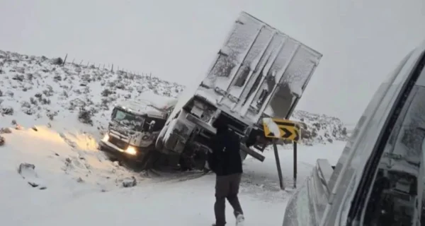 Accidente de camión en la Ruta 40 de Neuquén debido a la nieve
