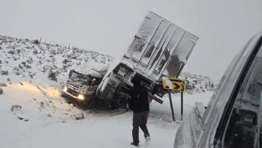 Accidente de camión en la Ruta 40 de Neuquén debido a la nieve