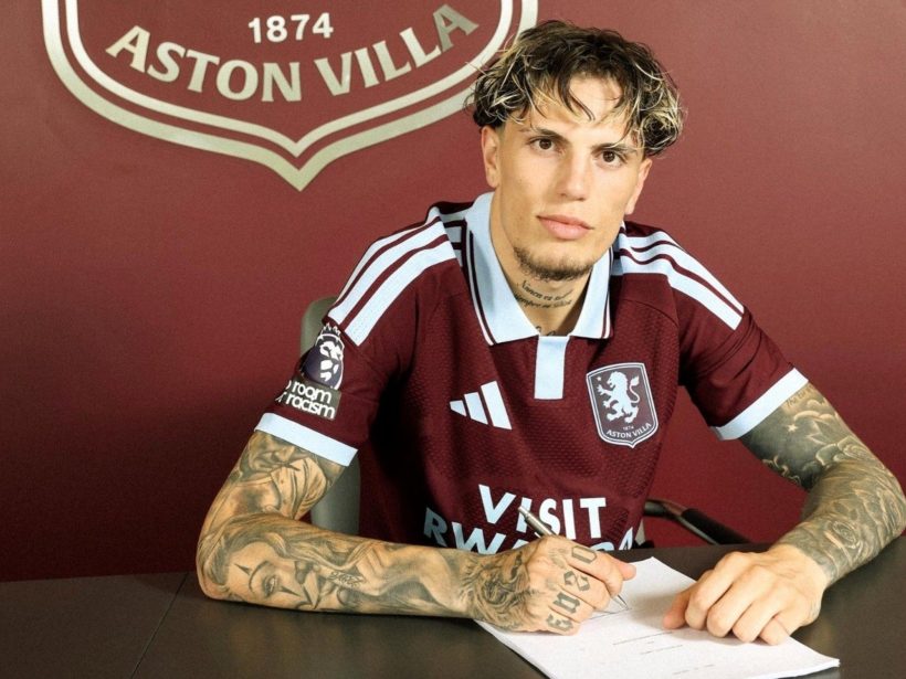 Alejandro Garnacho en su presentación con Aston Villa