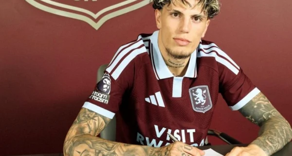 Alejandro Garnacho en su presentación con Aston Villa