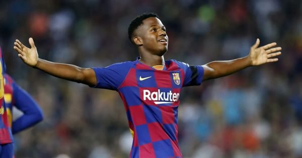 Ansu Fati en acción durante un partido de fútbol