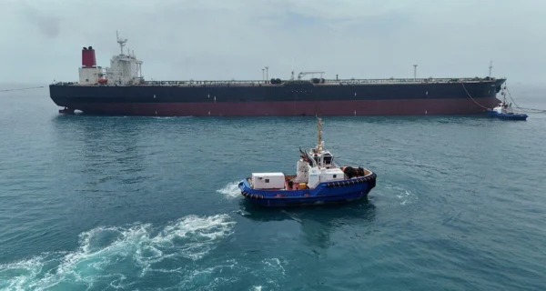 Vista del estrecho de Ormuz con un petrolero navegando