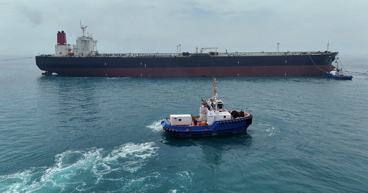 Vista del estrecho de Ormuz con un petrolero navegando