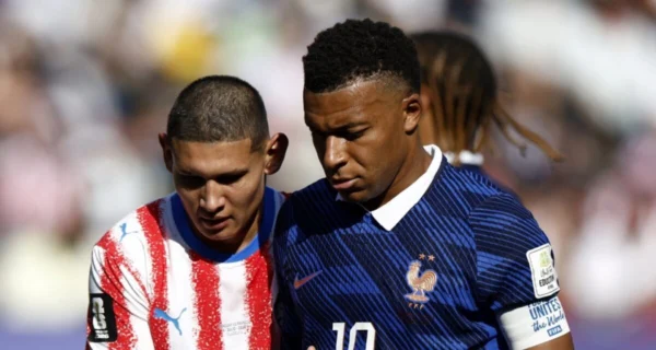 Juan José Cáceres en un partido del Mundial 2026 contra Francia