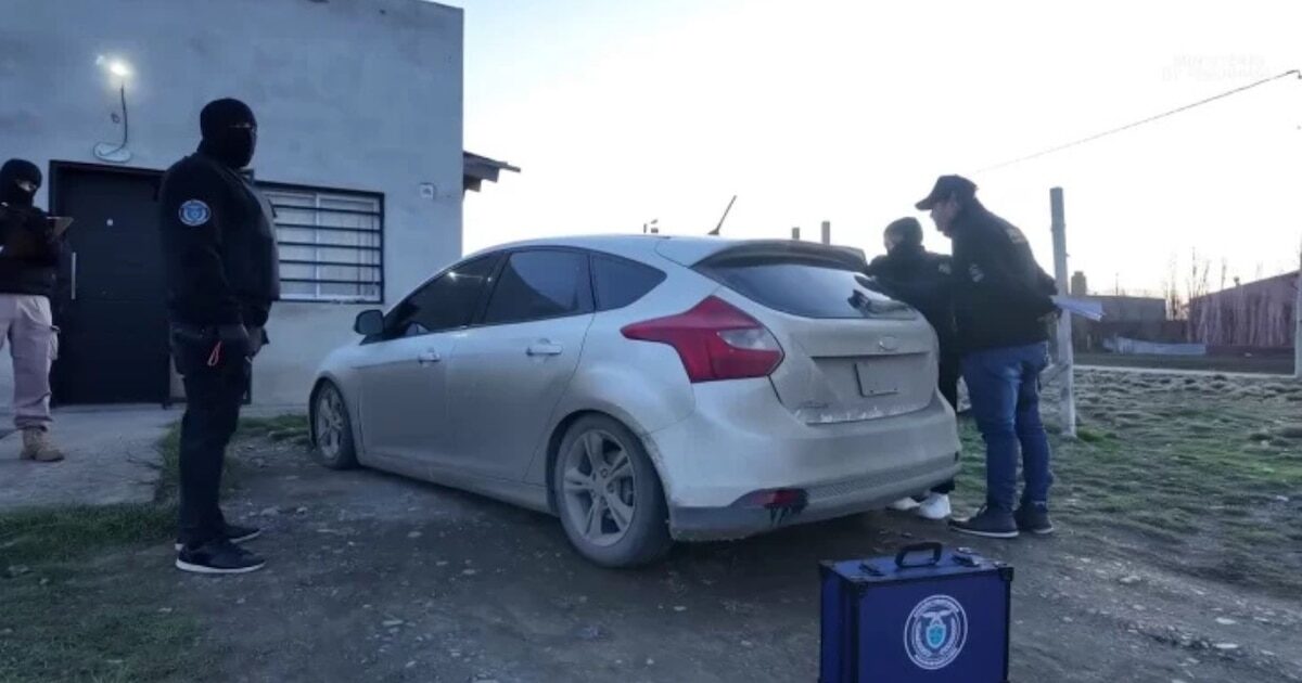 Cantante de cumbia en Santa Cruz bajo investigación por material ilegal