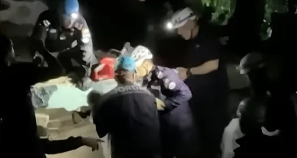 Rescatistas ayudan a un niño de tres años atrapado bajo los escombros en Venezuela