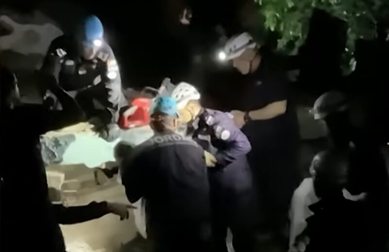 Rescatistas ayudan a un niño de tres años atrapado bajo los escombros en Venezuela