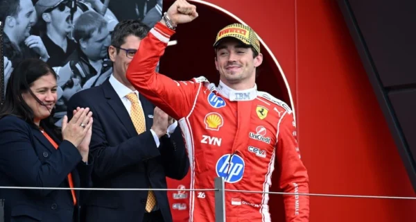Charles Leclerc celebrando su victoria en el GP de Gran Bretaña