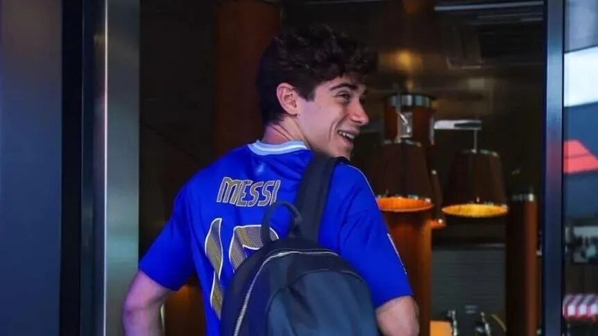 Franco Colapinto con camiseta de Messi en el GP de Bélgica