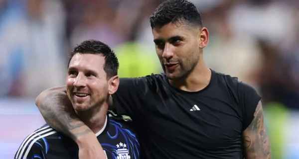 Cuti Romero y Lionel Messi celebrando