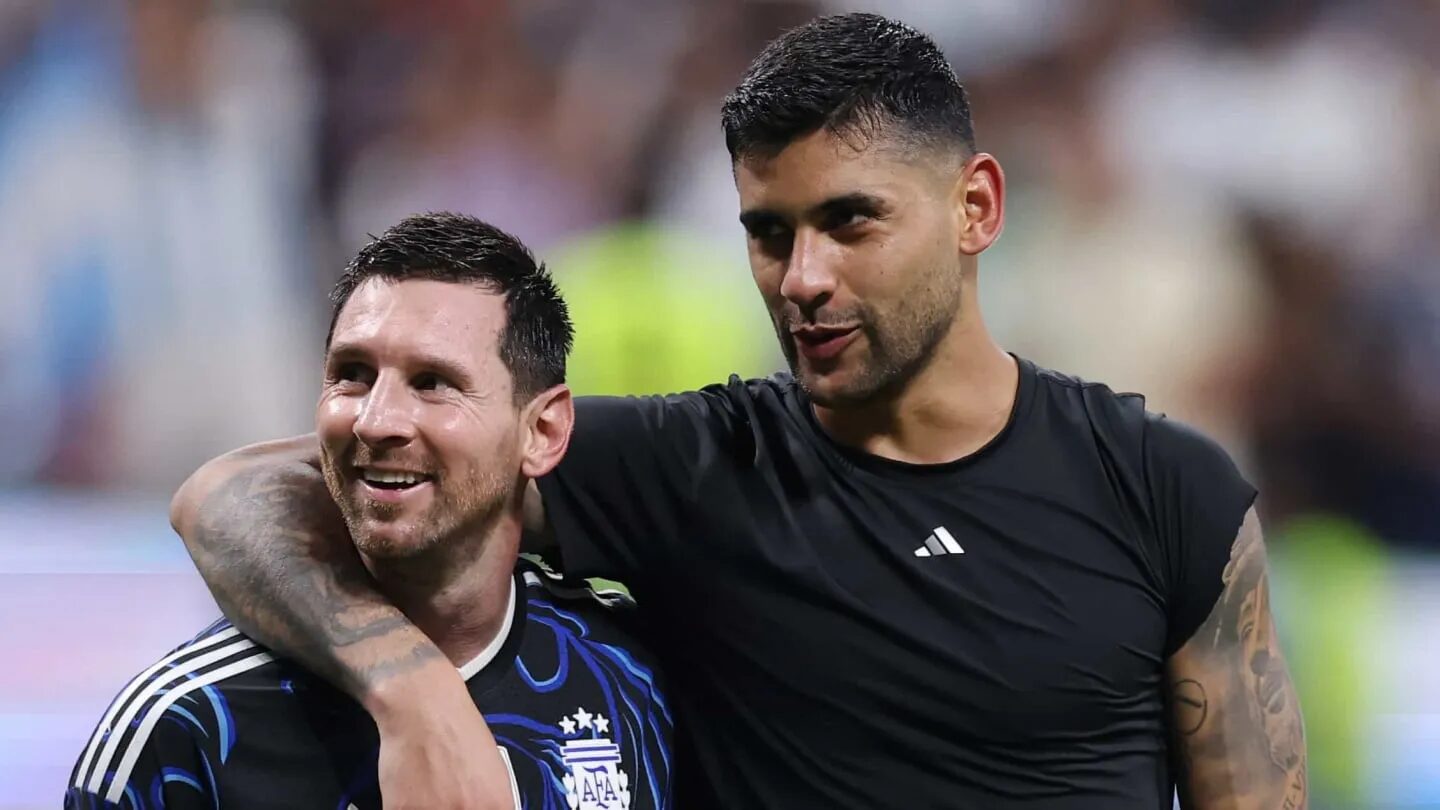 Cuti Romero y Lionel Messi celebrando