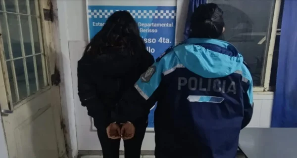 Policía detiene a mujer por agredir a sus hijas en Berisso