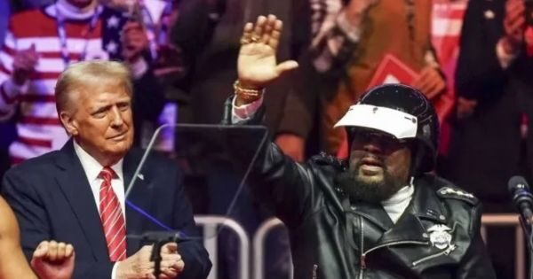 Donald Trump rinde homenaje a Victor Willis, cantante de Village People