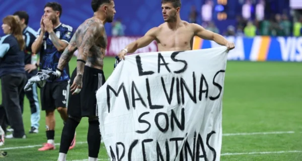 Futbolistas argentinos con la bandera de las Islas Malvinas