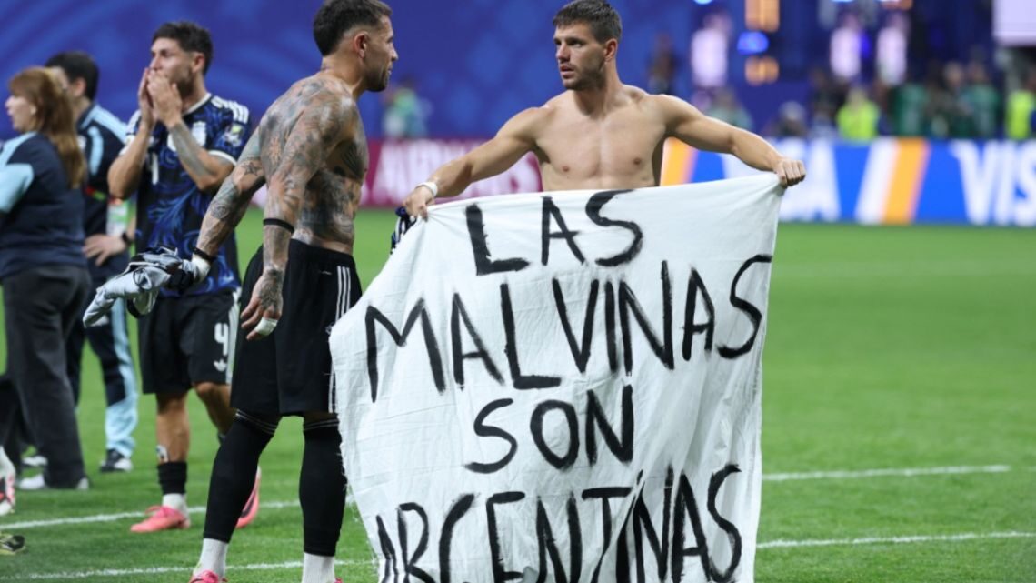 Futbolistas argentinos con la bandera de las Islas Malvinas