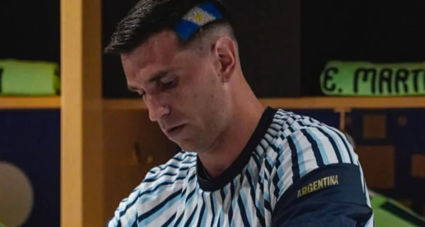 Dibu Martínez en acción durante un partido de fútbol