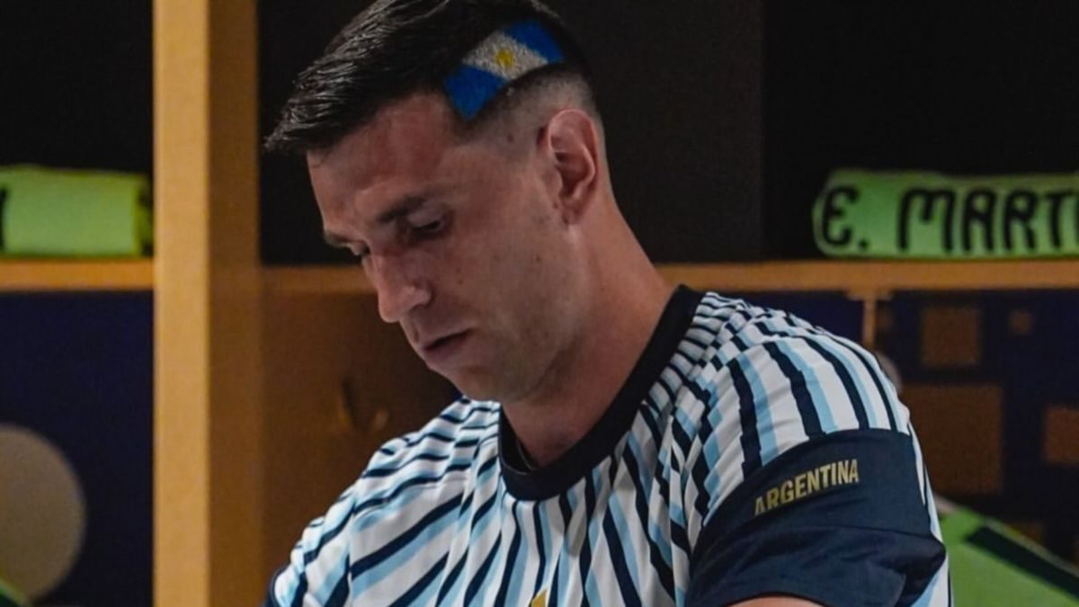 Dibu Martínez en acción durante un partido de fútbol