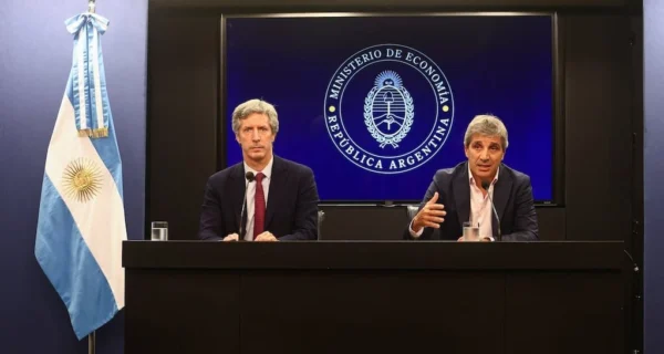 Ministro de Economía Luis Caputo y presidente del Banco Central Santiago Bausili