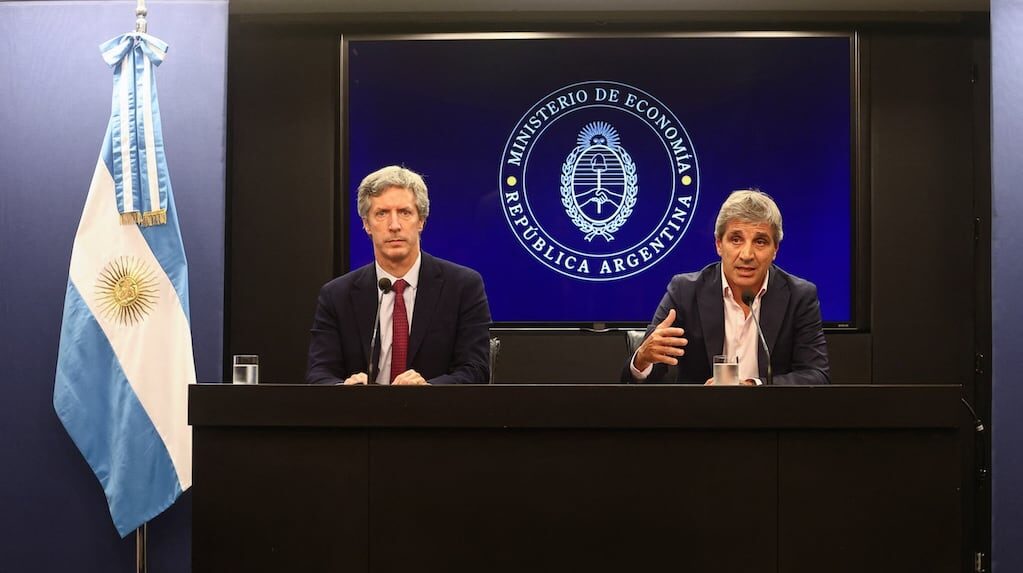 Ministro de Economía Luis Caputo y presidente del Banco Central Santiago Bausili