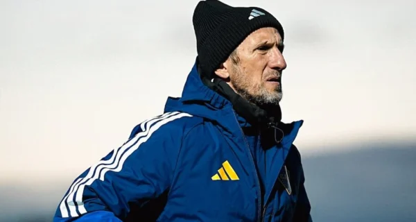 Rodolfo Arruabarrena dirigiendo a Boca Juniors en un amistoso