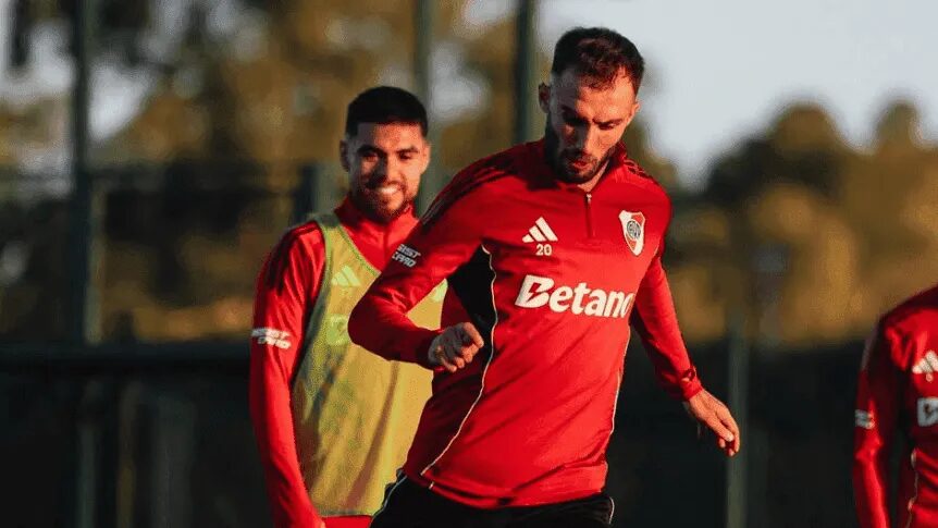 Germán Pezzella en acción con River Plate