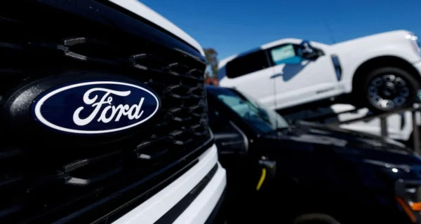 Ingenieros de Ford supervisando el proceso de producción