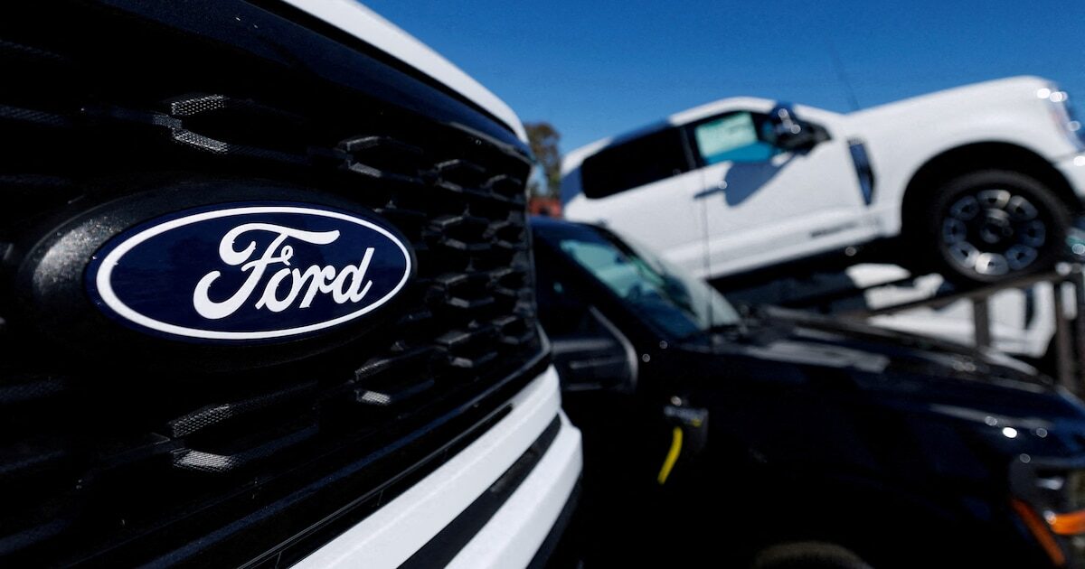 Ingenieros de Ford supervisando el proceso de producción
