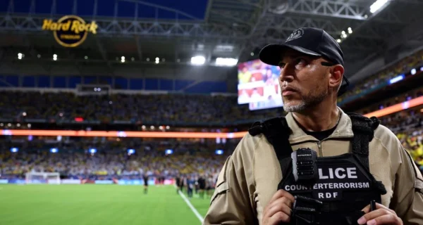 Operativo de seguridad en el Hard Rock Stadium de Miami durante el partido Argentina vs Cabo Verde