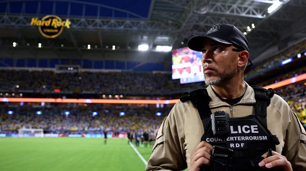 Operativo de seguridad en el Hard Rock Stadium de Miami durante el partido Argentina vs Cabo Verde