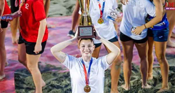 Gisella Bonomi celebrando su victoria en el campeonato mundial de beach handball