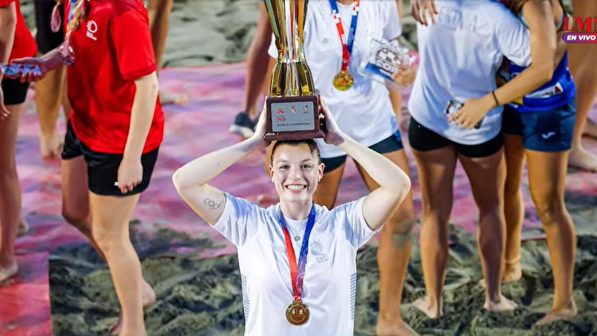 Gisella Bonomi celebrando su victoria en el campeonato mundial de beach handball