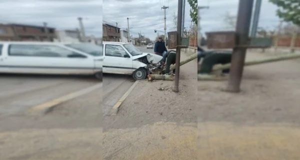 Accidente automovilístico en Neuquén, vehículo choca contra un poste de luz