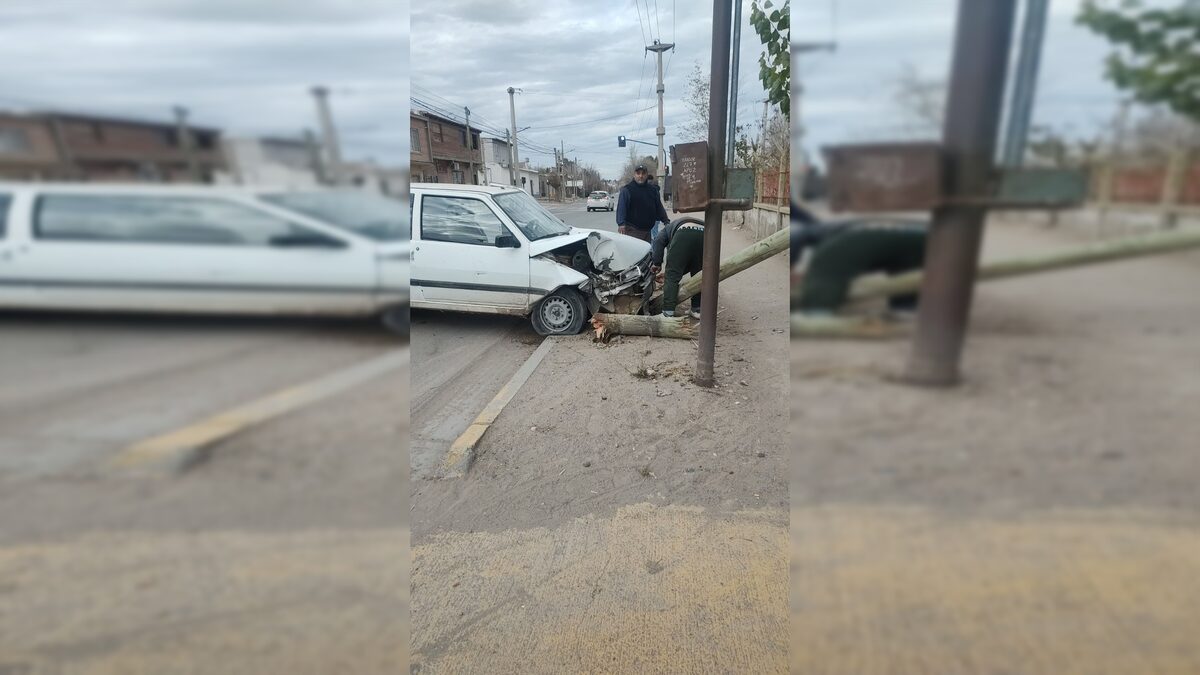 Accidente automovilístico en Neuquén, vehículo choca contra un poste de luz