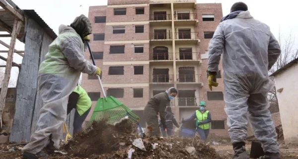 Operativo de limpieza en Neuquén con camiones retirando basura