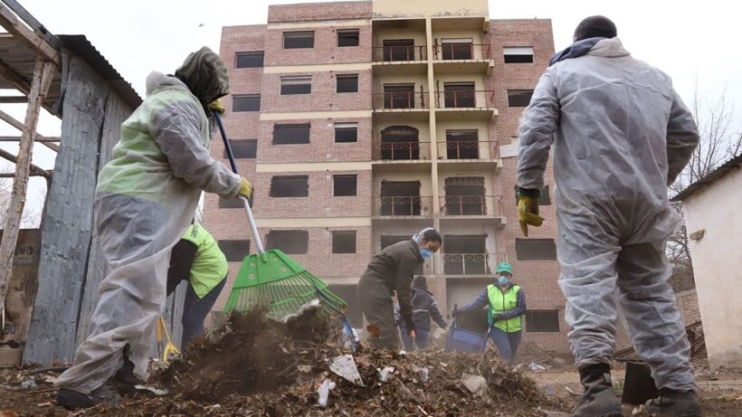 Operativo de limpieza en Neuquén con camiones retirando basura