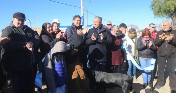 Inauguración de la red de cloacas en Peumayén por Mariano Gaido y Rolando Figueroa