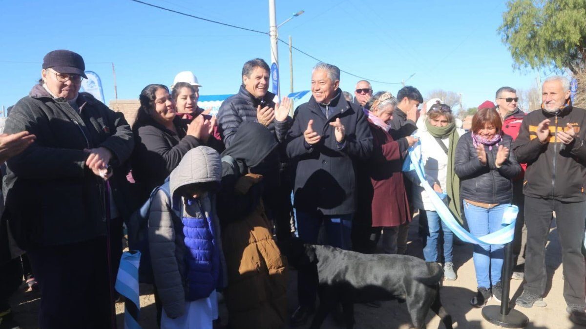 Inauguración de la red de cloacas en Peumayén por Mariano Gaido y Rolando Figueroa