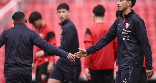 Maxi Meza en acción durante el amistoso entre Independiente y Newell's