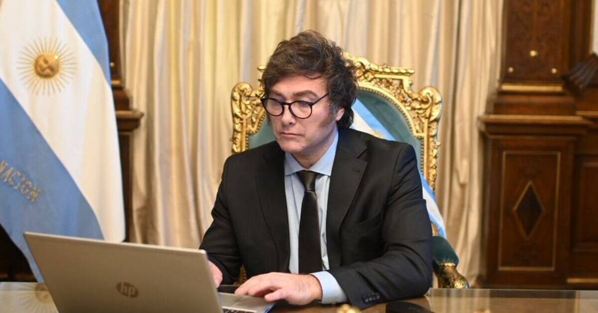 Javier Milei firmando decreto