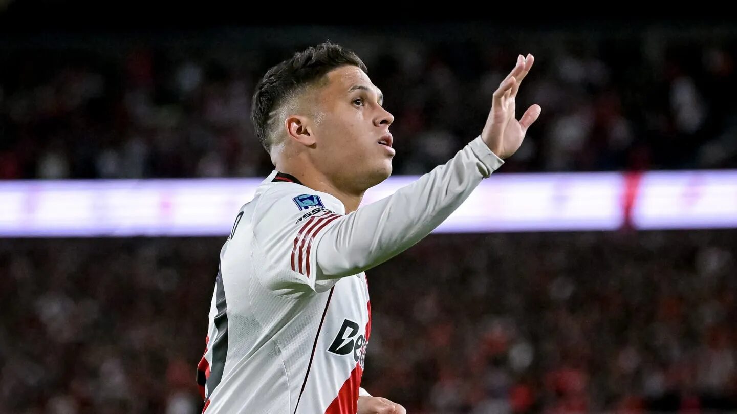 Juan Fernando Quintero en un partido con River Plate