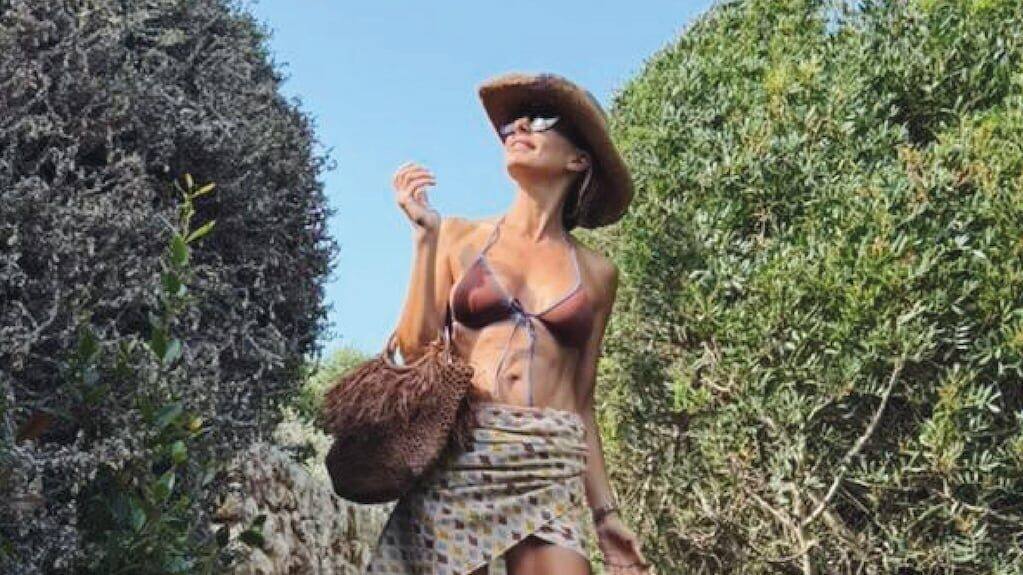 Juliana Awada disfrutando del verano en España con un look playero