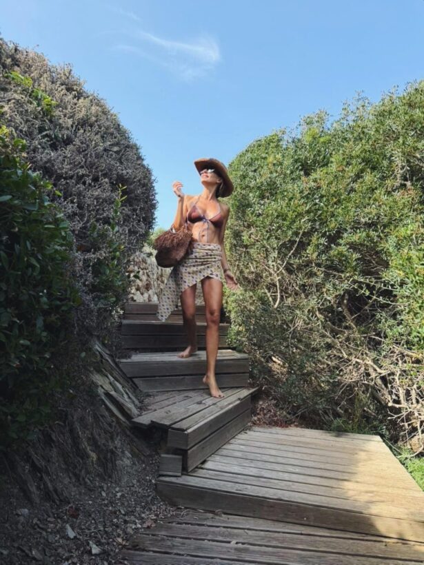 Juliana Awada deslumbra en microbikini y sombrero cowboy durante su verano en España