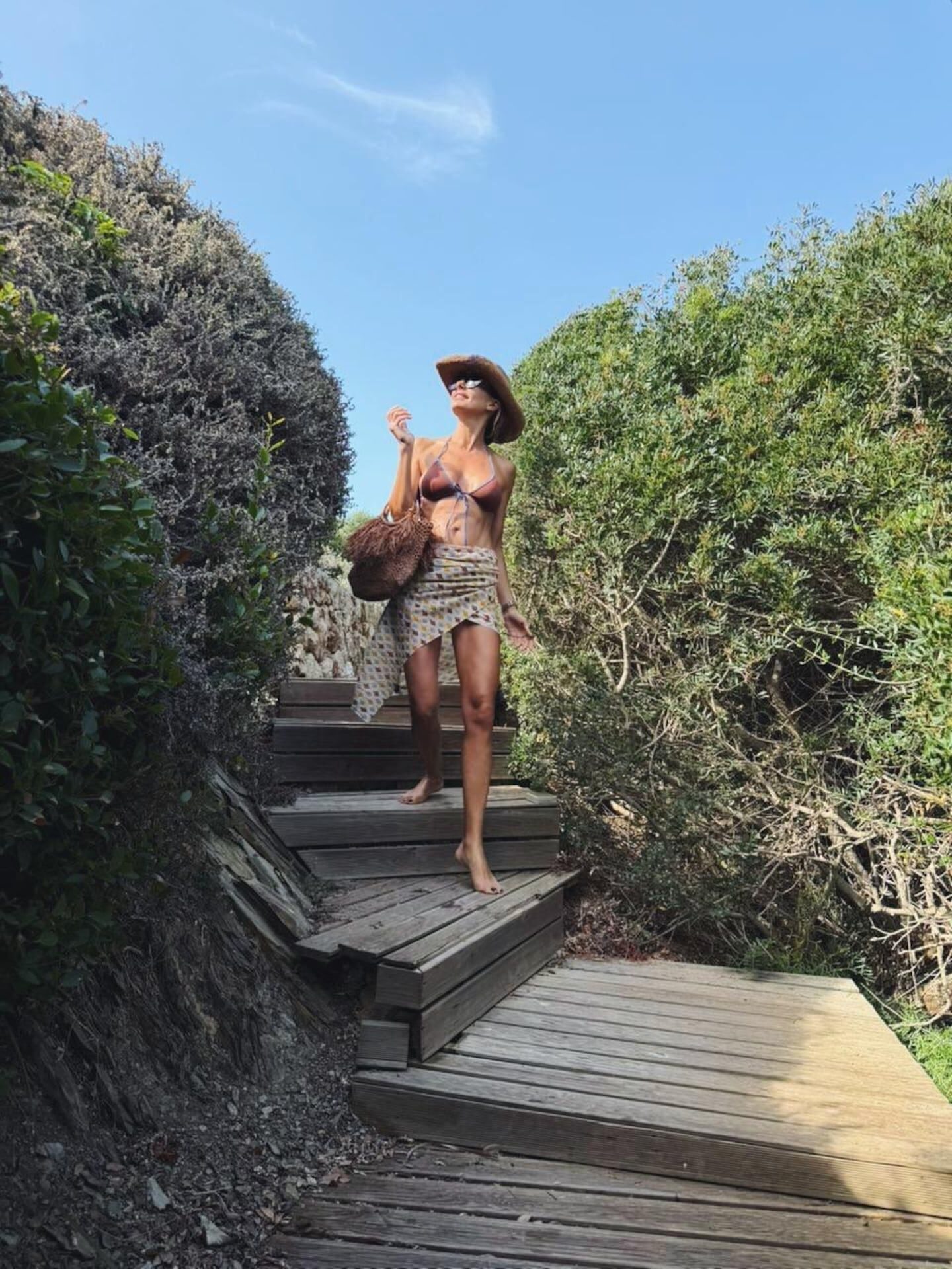 Juliana Awada deslumbra en microbikini y sombrero cowboy durante su verano en España