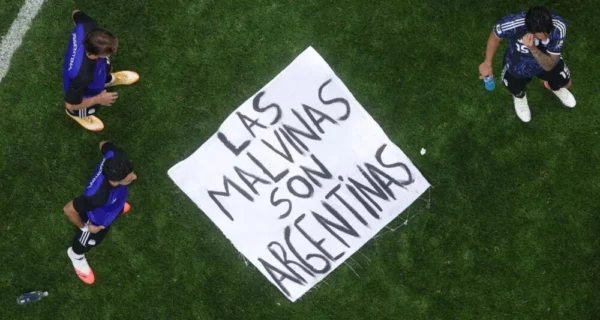 Jugadores de Argentina con bandera de Malvinas