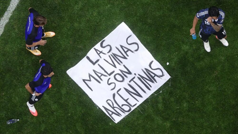 Jugadores de Argentina con bandera de Malvinas