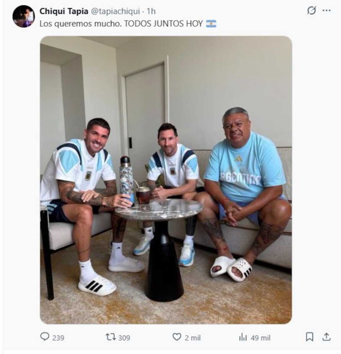 La Tradicional Foto de Tapia con Messi y De Paul Antes del Partido ante Cabo Verde