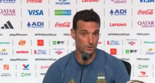 Lionel Scaloni dirigiendo a la Selección Argentina