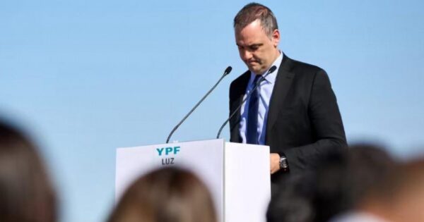 Manuel Adorni renuncia al directorio de YPF