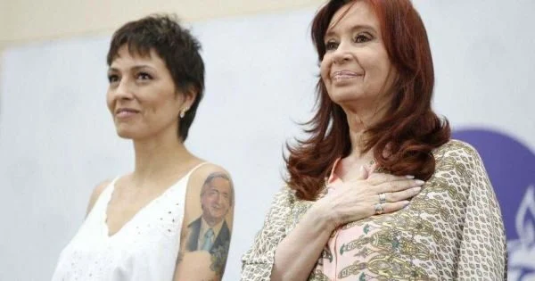 Mayra Mendoza durante una conferencia de prensa